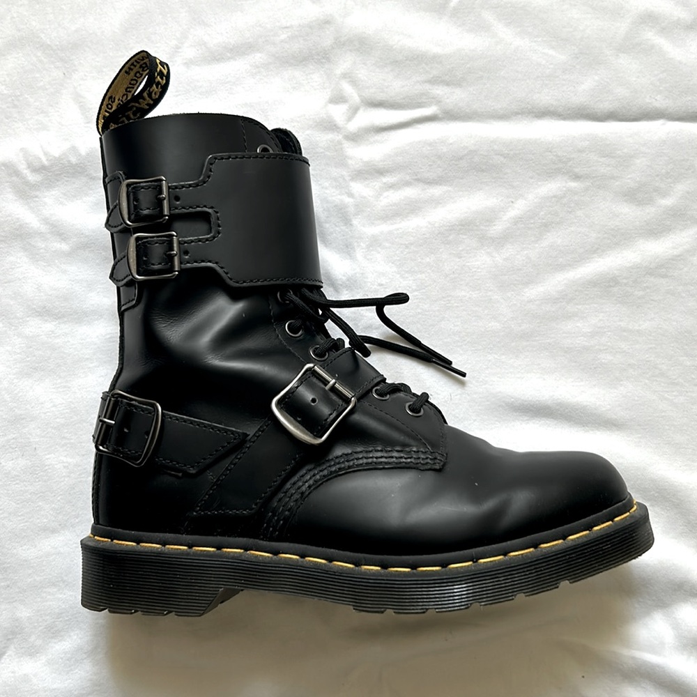 1490 Joska Dr. Marten’s Smooth unisex leather boot